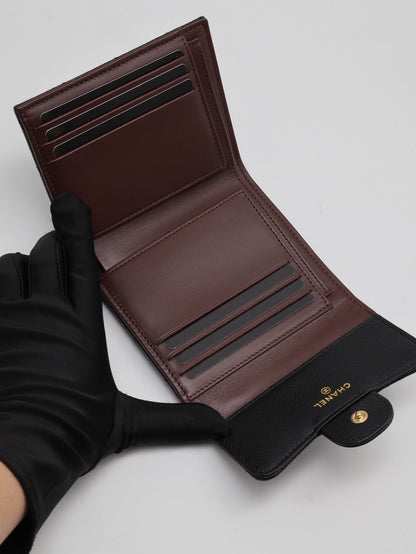 CHANEL 經典口蓋三折短夾 - 黑金