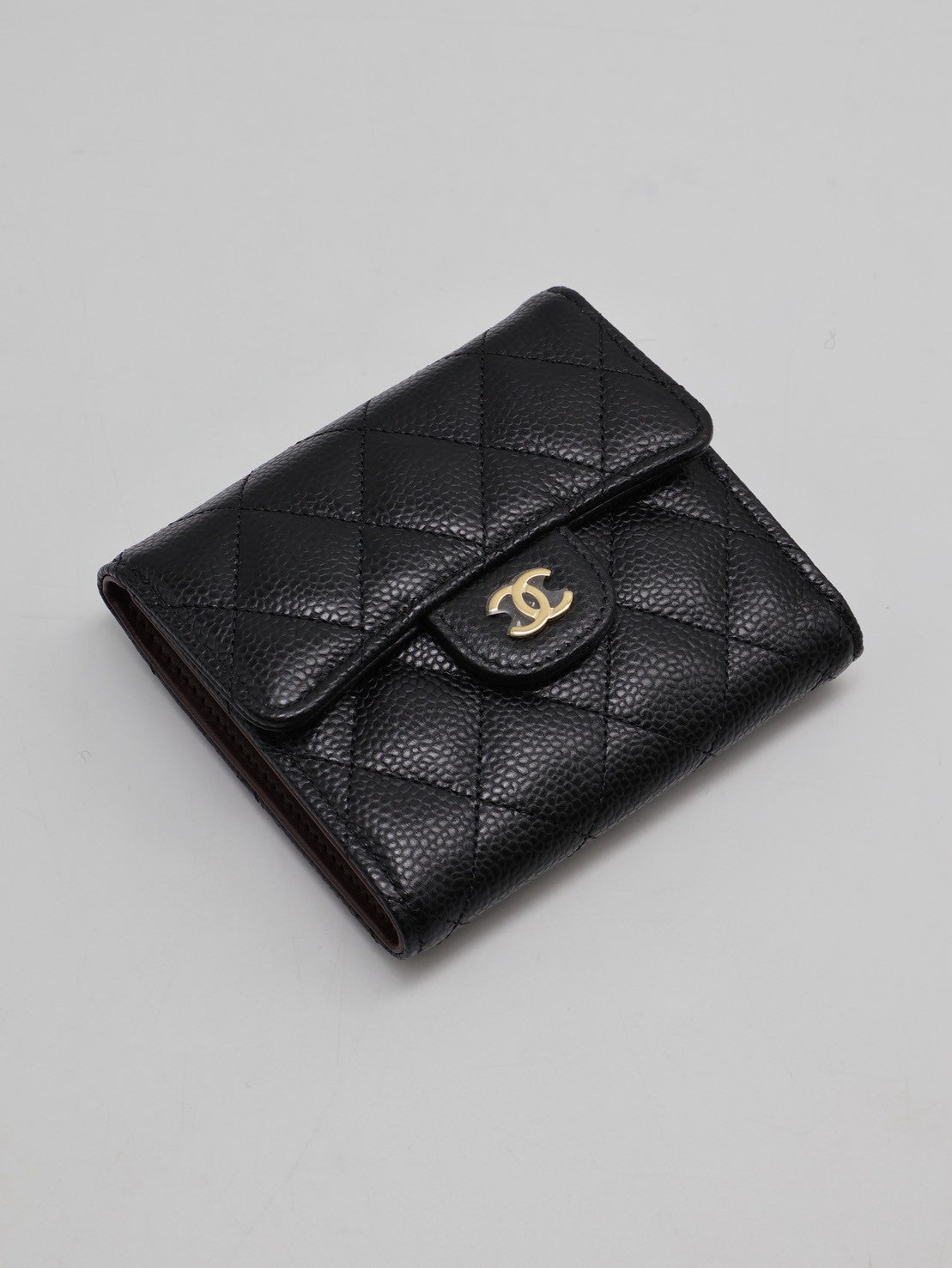 CHANEL 經典口蓋三折短夾 - 黑金