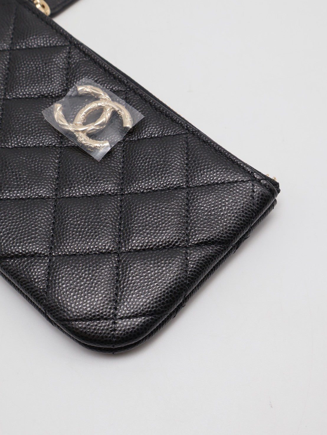 CHANEL 24S一字拉鍊零錢包 - 黑金