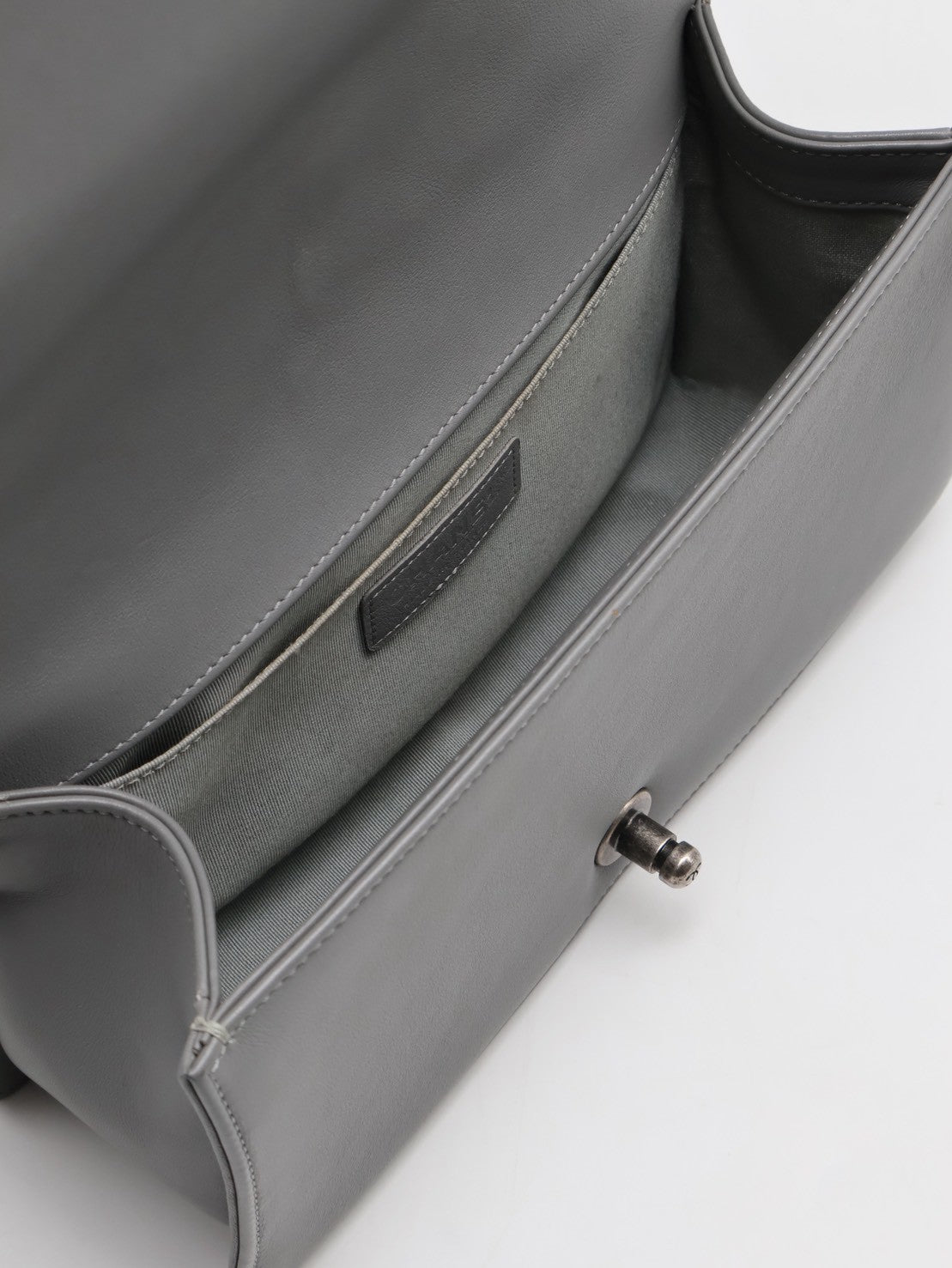 CHANEL Boy25 V紋牛皮口蓋包 - 水泥灰銀25開