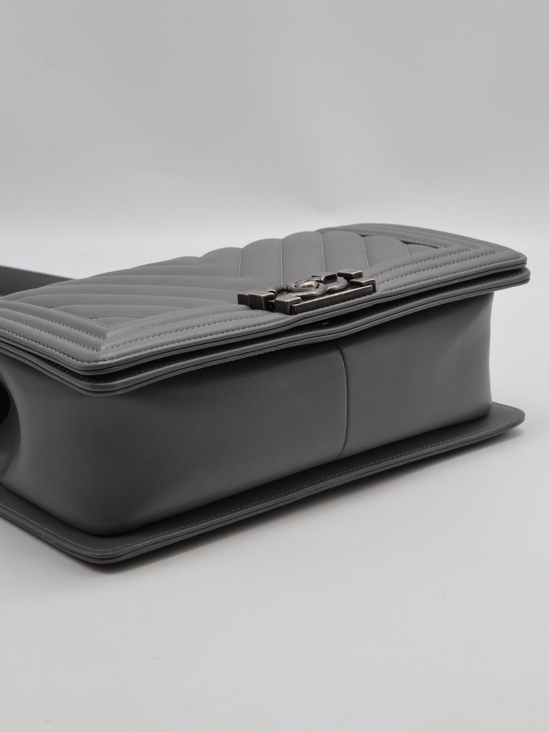 CHANEL Boy25 V紋牛皮口蓋包 - 水泥灰銀25開