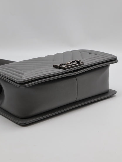 CHANEL Boy25 V紋牛皮口蓋包 - 水泥灰銀25開