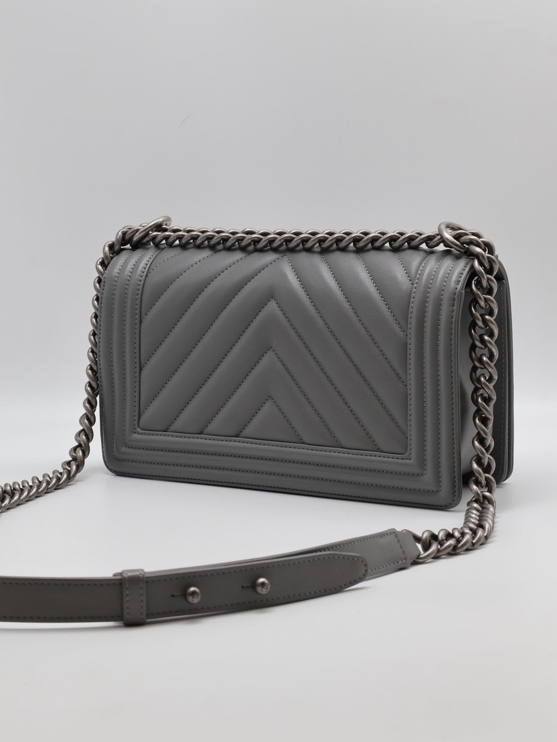 CHANEL Boy25 V紋牛皮口蓋包 - 水泥灰銀25開