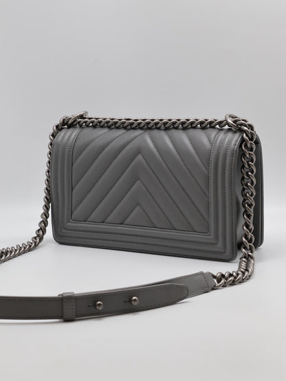 CHANEL Boy25 V紋牛皮口蓋包 - 水泥灰銀25開