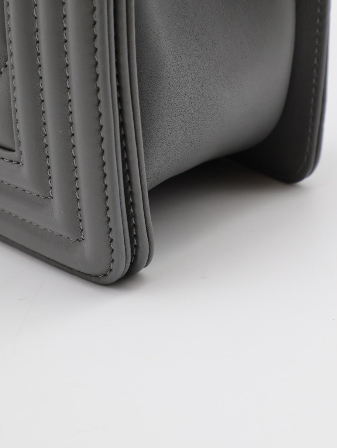 CHANEL Boy25 V紋牛皮口蓋包 - 水泥灰銀25開