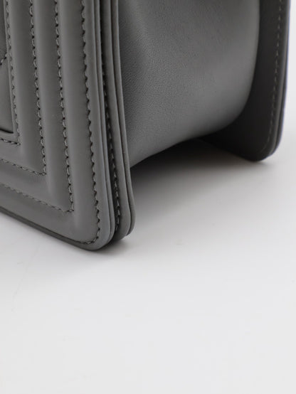 CHANEL Boy25 V紋牛皮口蓋包 - 水泥灰銀25開