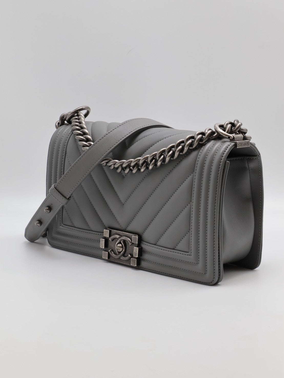 CHANEL Boy25 V紋牛皮口蓋包 - 水泥灰銀25開