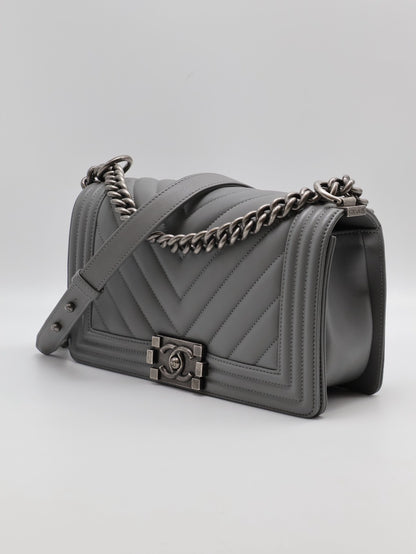 CHANEL Boy25 V紋牛皮口蓋包 - 水泥灰銀25開