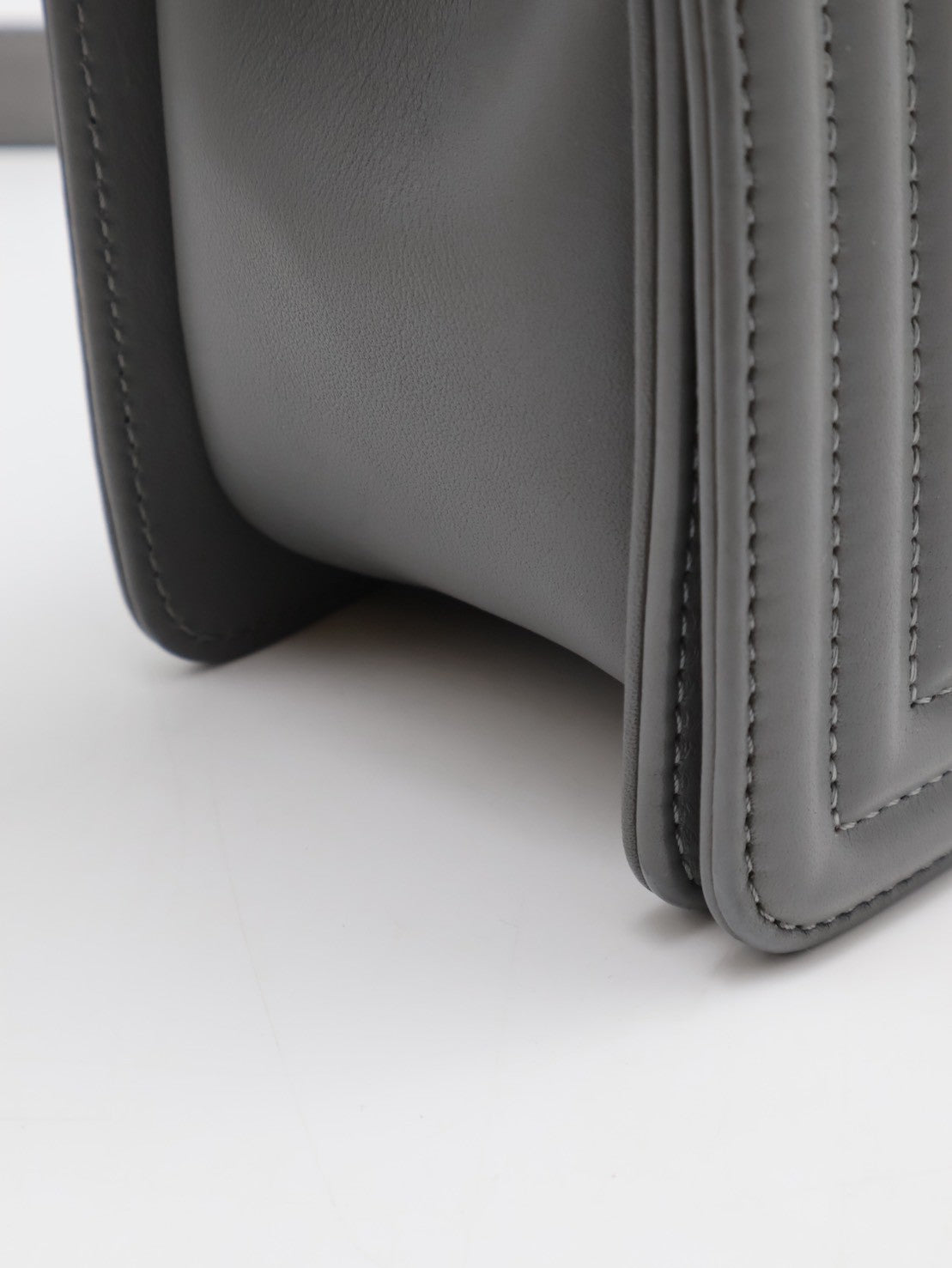 CHANEL Boy25 V紋牛皮口蓋包 - 水泥灰銀25開