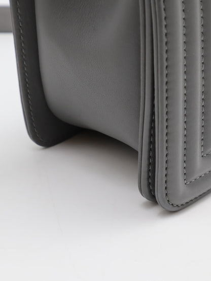 CHANEL Boy25 V紋牛皮口蓋包 - 水泥灰銀25開