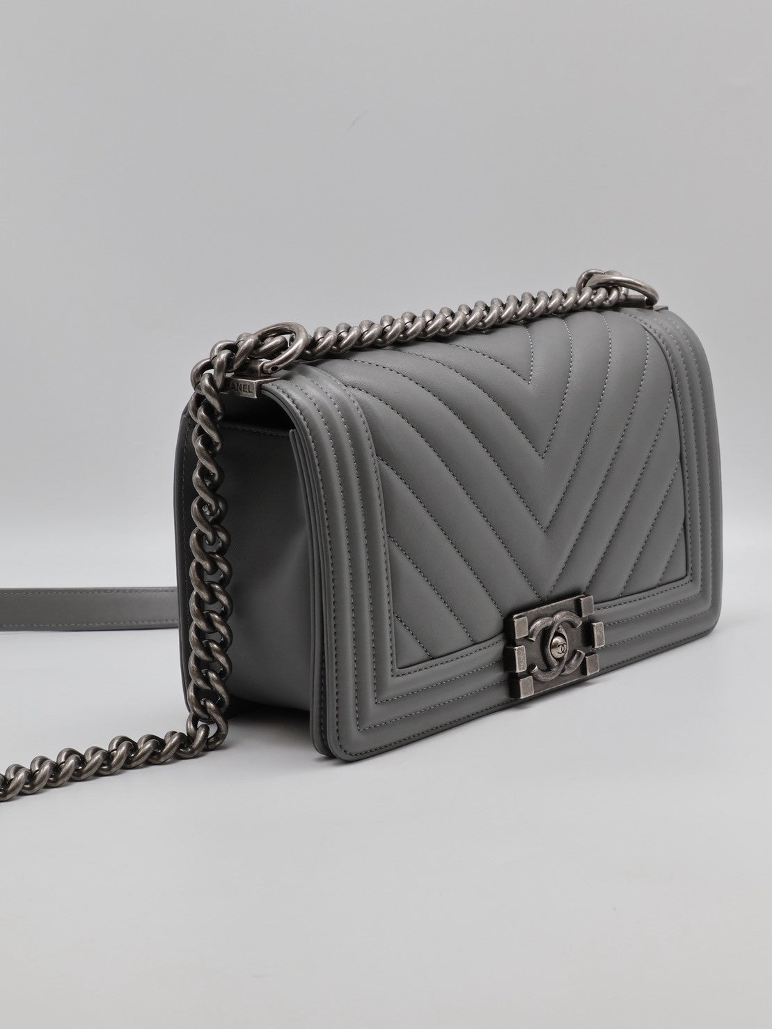 CHANEL Boy25 V紋牛皮口蓋包 - 水泥灰銀25開