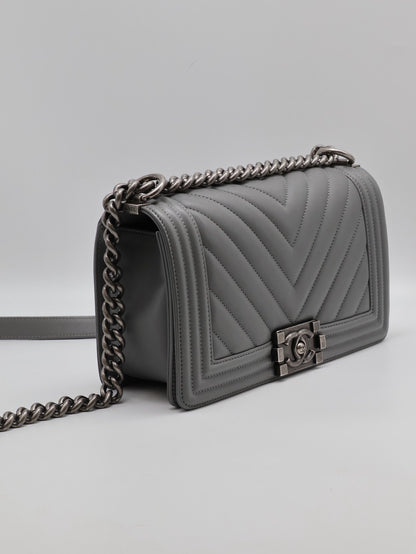 CHANEL Boy25 V紋牛皮口蓋包 - 水泥灰銀25開