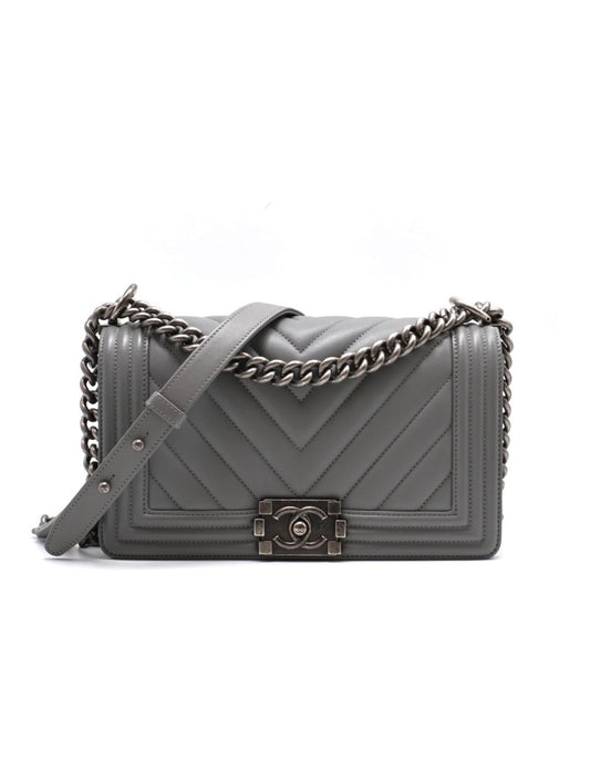 CHANEL Boy25 V紋牛皮口蓋包 - 水泥灰銀25開