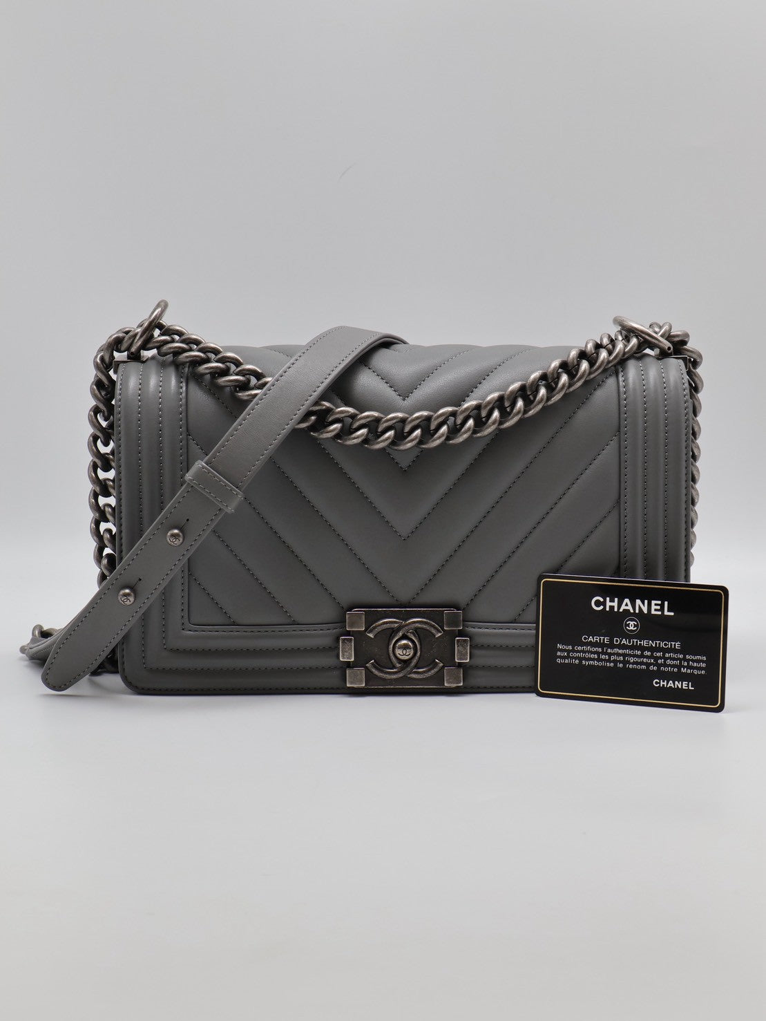 CHANEL Boy25 V紋牛皮口蓋包 - 水泥灰銀25開