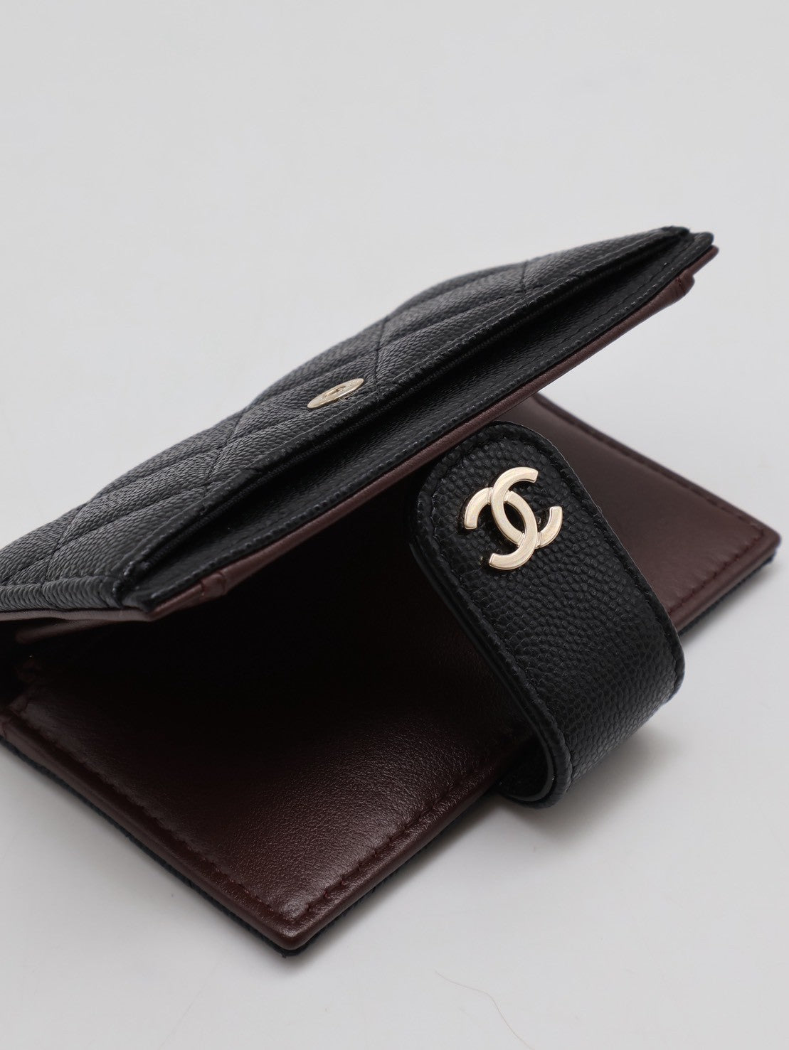 CHANEL 23B粒面牛皮雙折卡包 - 黑金30開