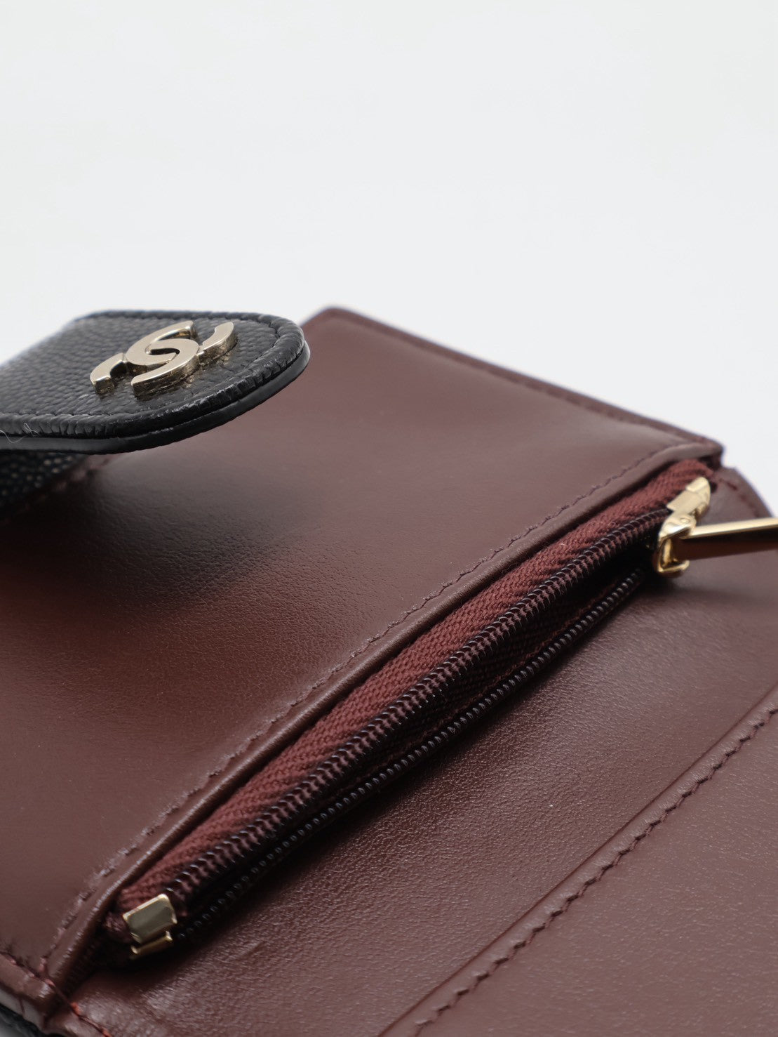 CHANEL 23B粒面牛皮雙折卡包 - 黑金30開