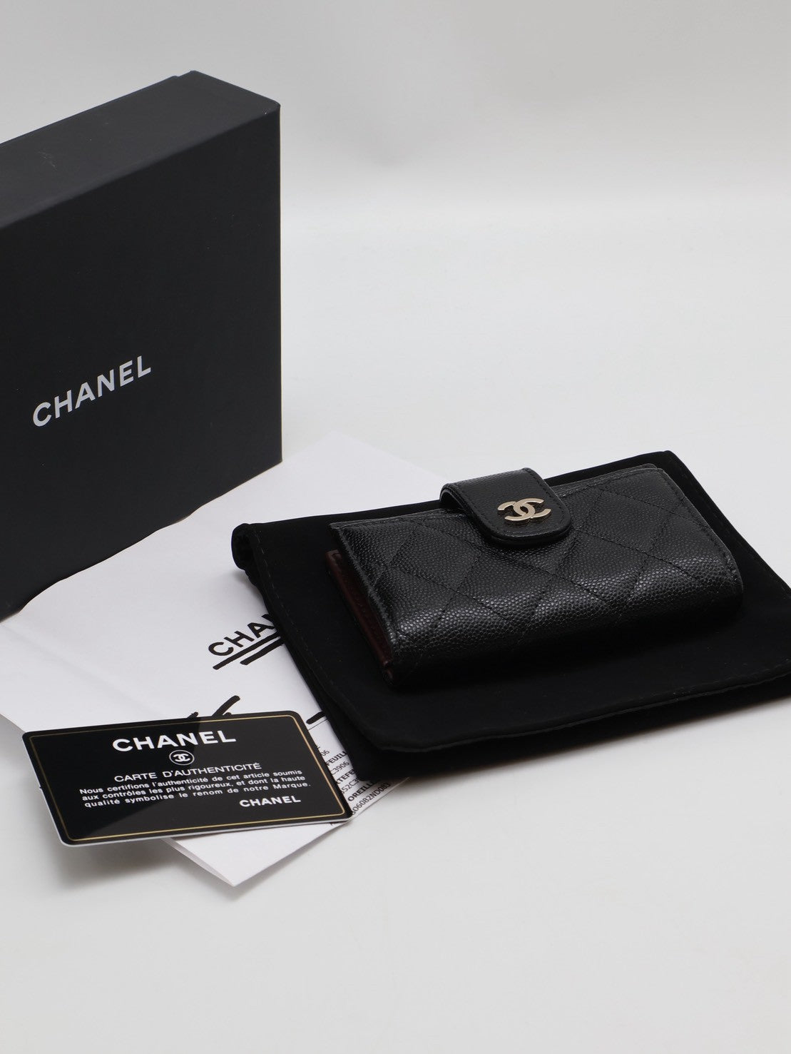 CHANEL 23B粒面牛皮雙折卡包 - 黑金30開