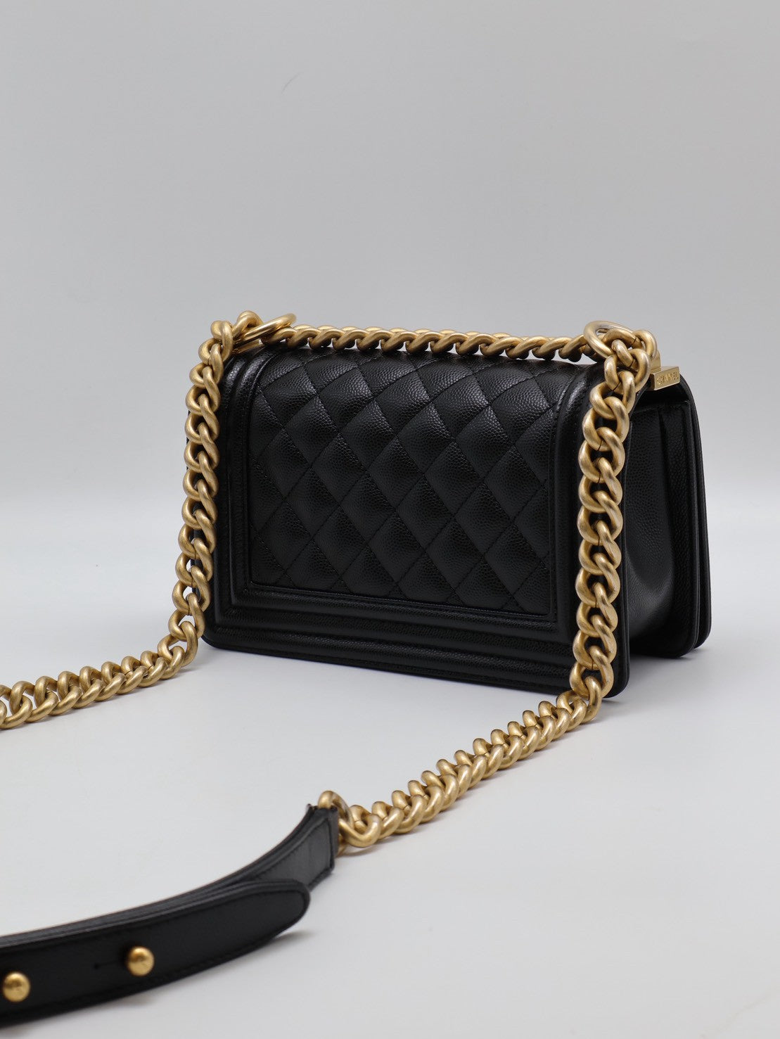 CHANEL Boy20 粒面牛皮口蓋包 - 黑金