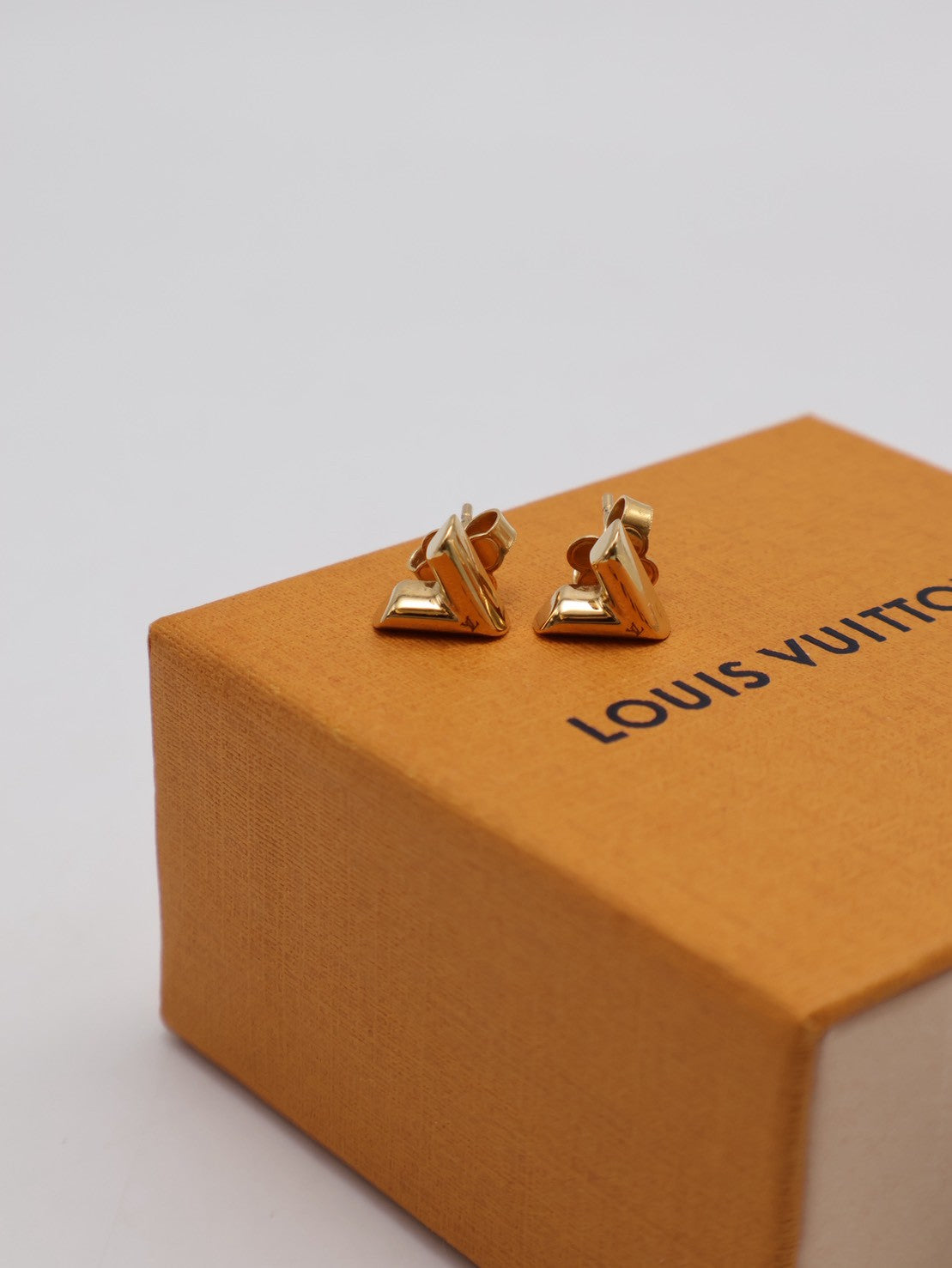 LOUIS VUITTON 經典Essential V耳環 - 金