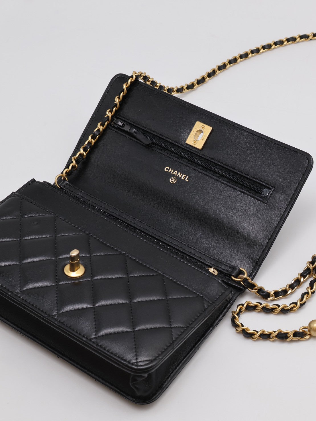 CHANEL 經典羊皮WOC - 金球黑金