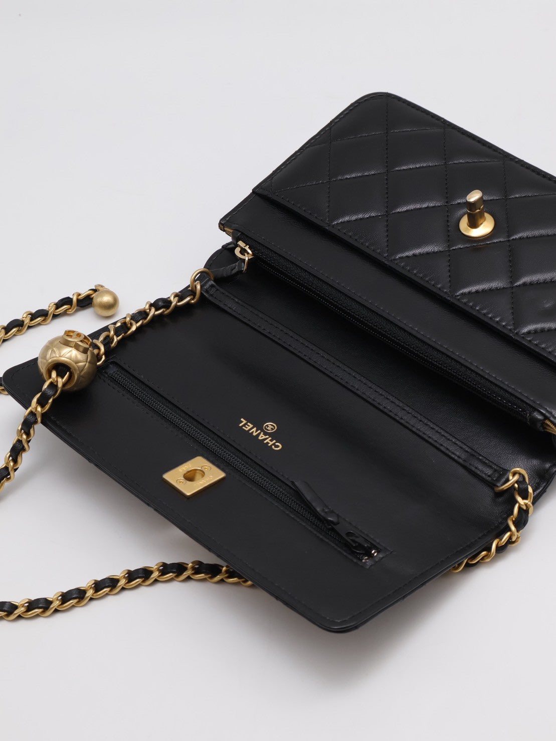 CHANEL 經典羊皮WOC - 金球黑金