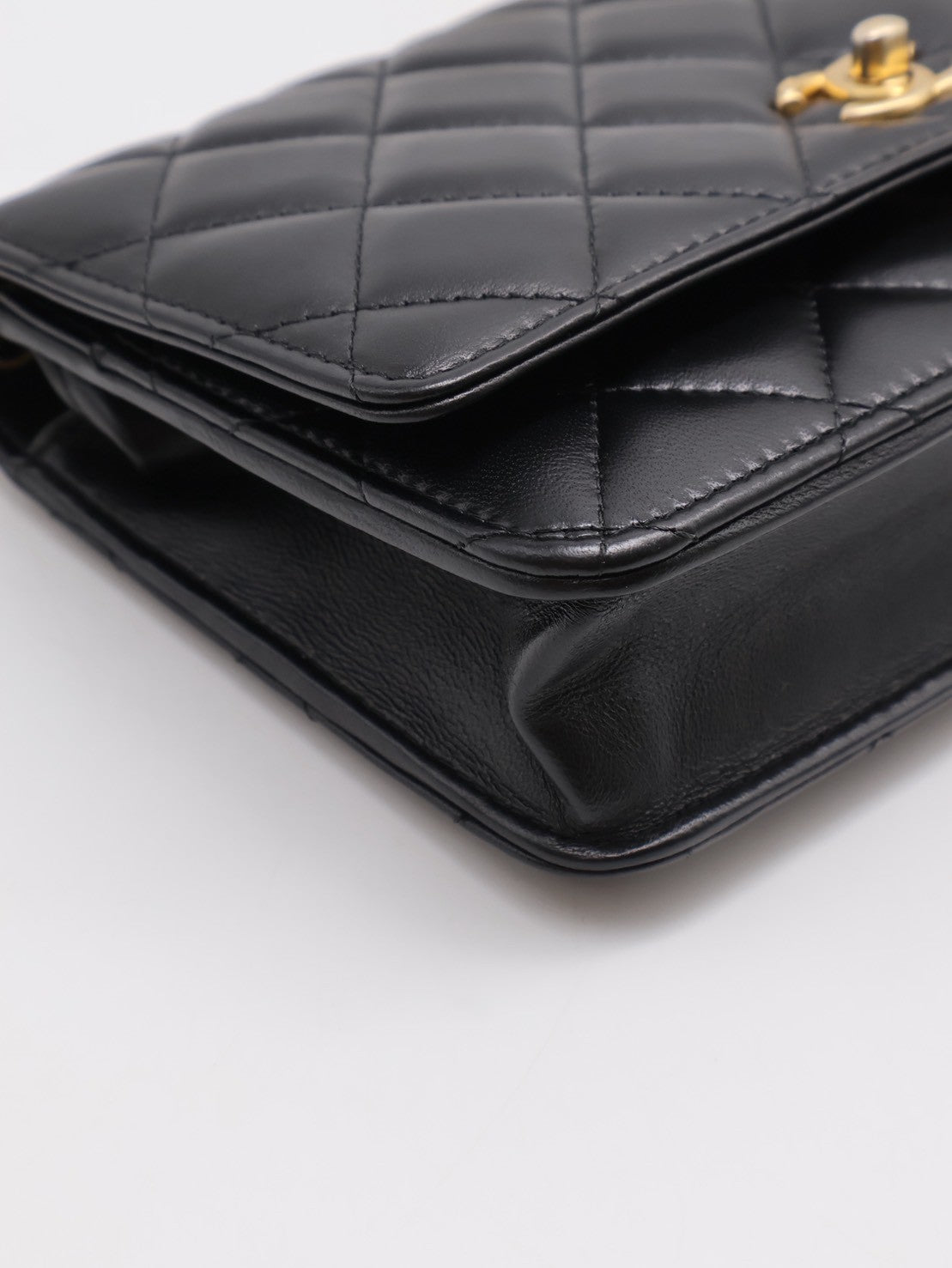 CHANEL 經典羊皮WOC - 金球黑金