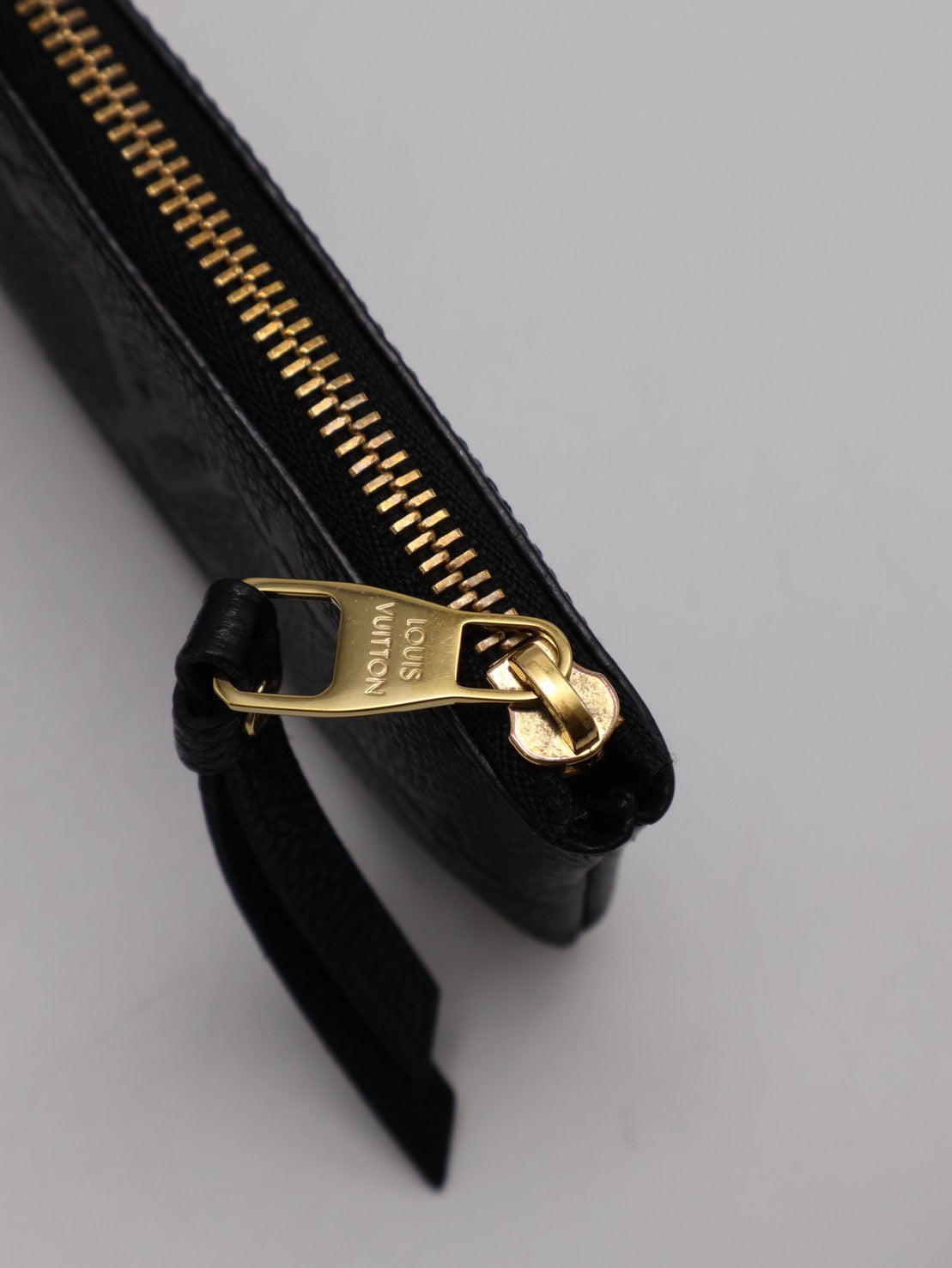 LOUIS VUITTON 壓紋牛皮鑰匙釦拉鍊零錢包 - 黑
