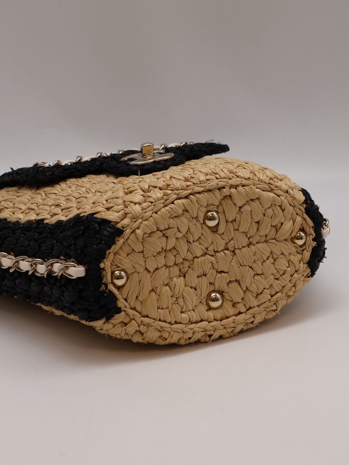 CHANEL 24C 拉菲草編織水桶包