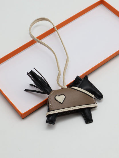 HERMES Rodeo Robeo Coeur小馬 - 黑/大象灰/奶昔白