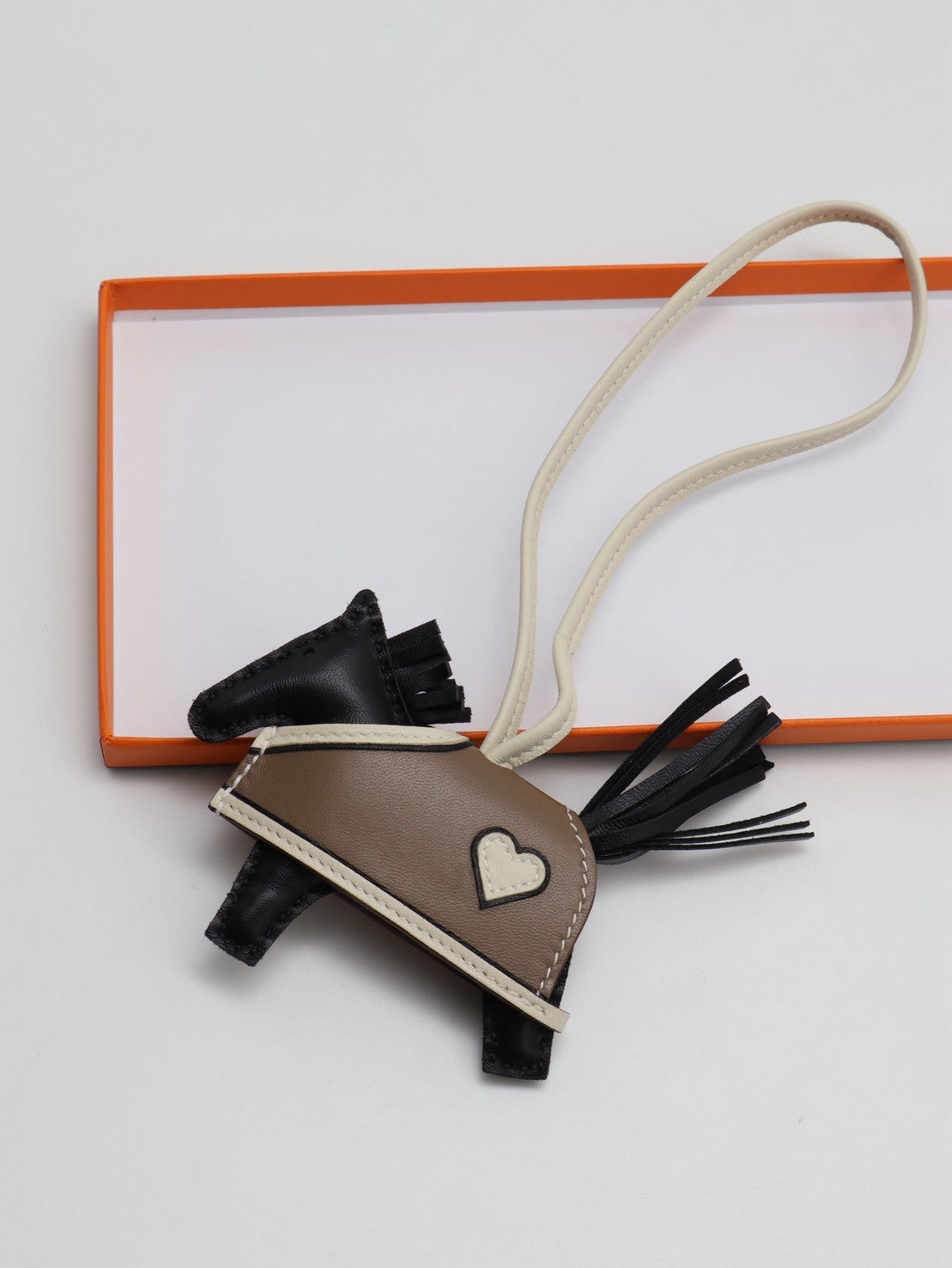 HERMES Rodeo Robeo Coeur小馬 - 黑/大象灰/奶昔白