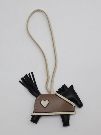 HERMES Rodeo Robeo Coeur小馬 - 黑/大象灰/奶昔白