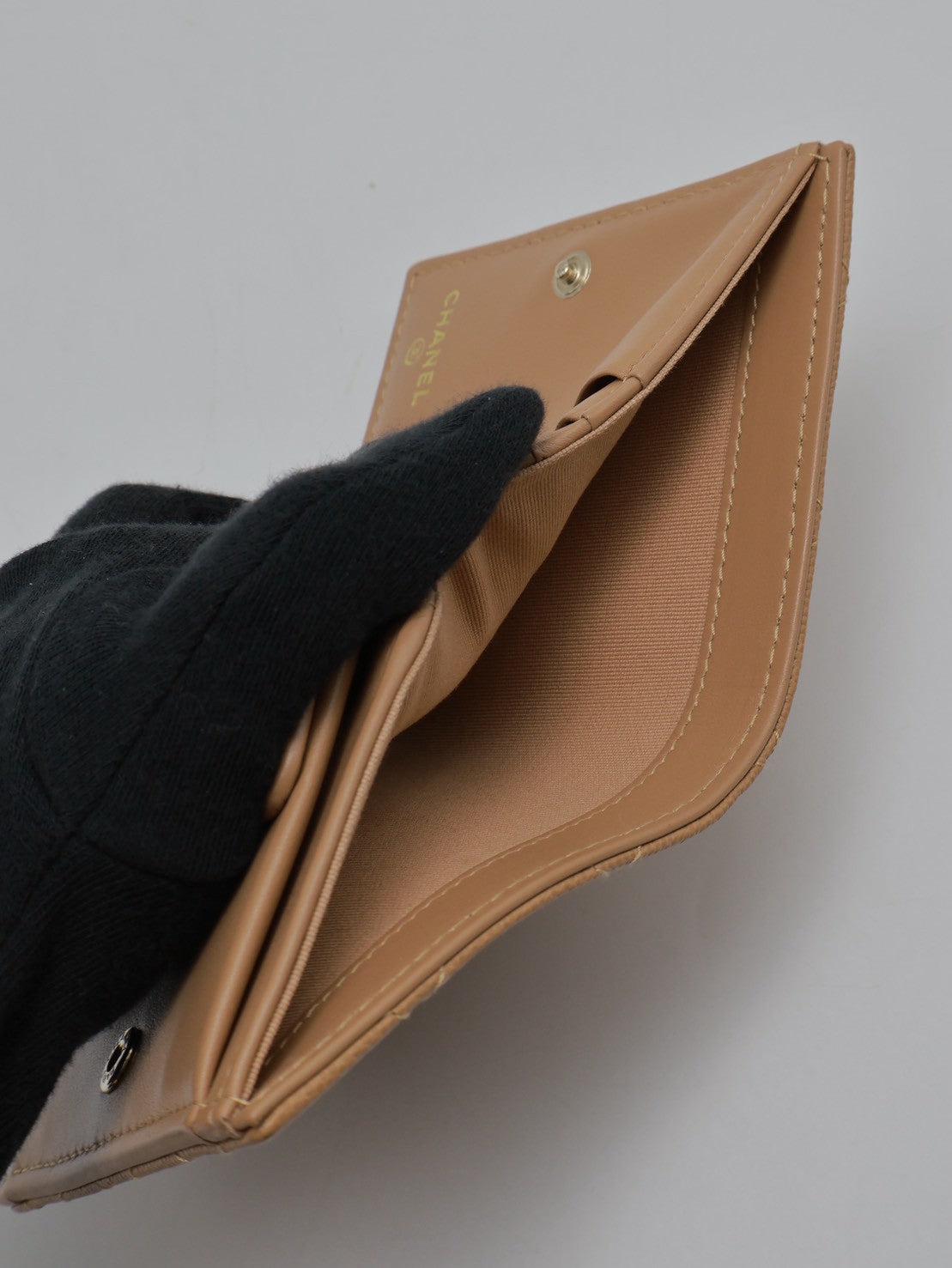 CHANEL 雙折粒面牛皮短夾 - 焦糖金