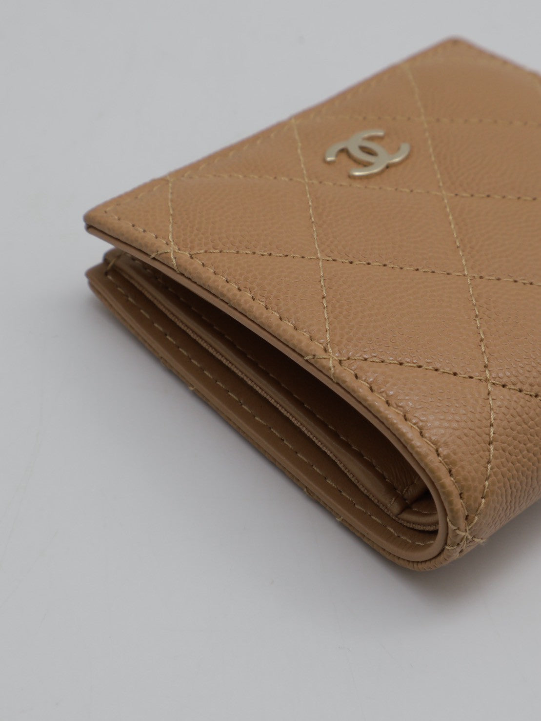 CHANEL 雙折粒面牛皮短夾 - 焦糖金