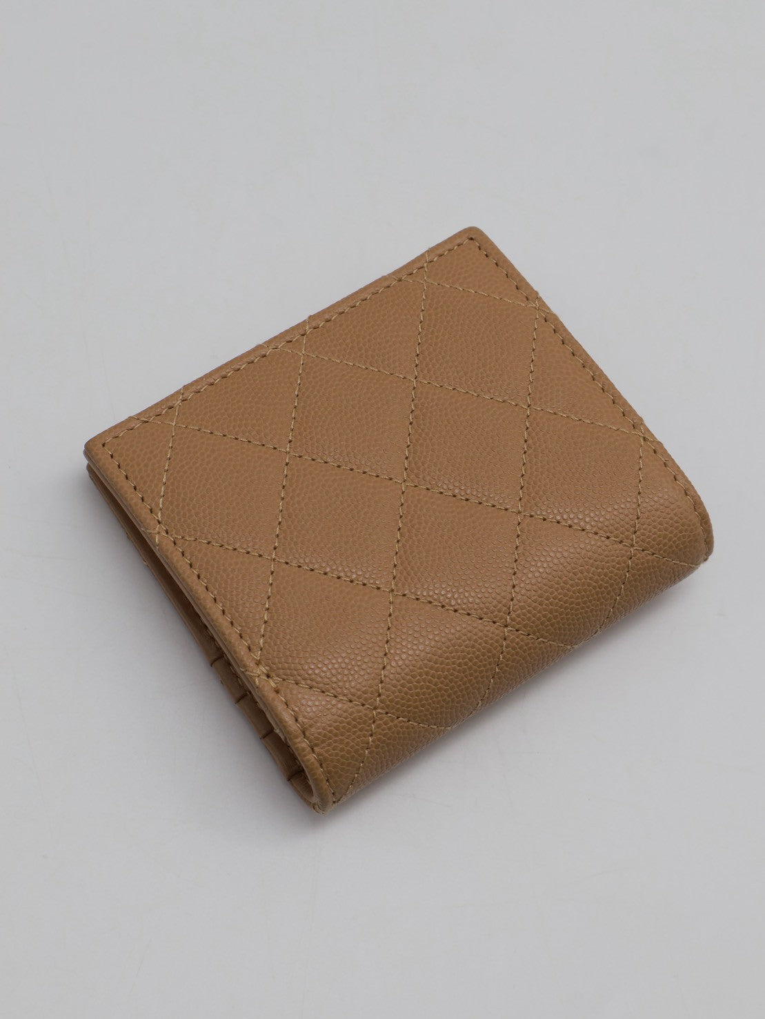 CHANEL 雙折粒面牛皮短夾 - 焦糖金