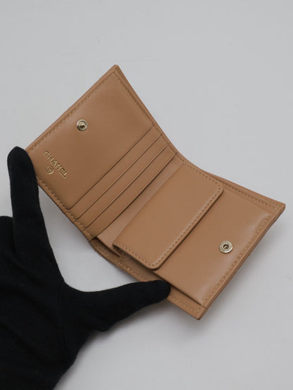 CHANEL 雙折粒面牛皮短夾 - 焦糖金