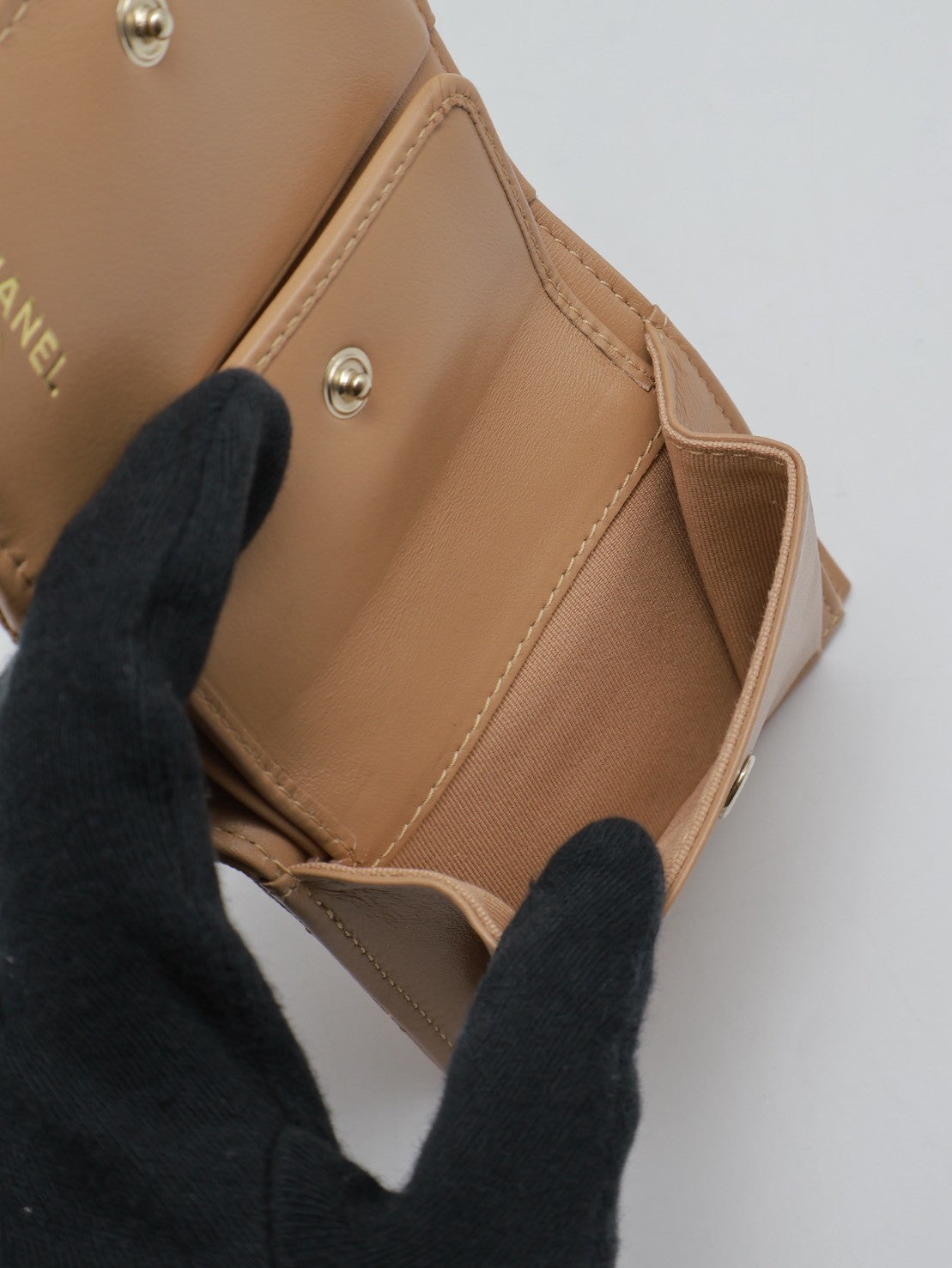 CHANEL 雙折粒面牛皮短夾 - 焦糖金