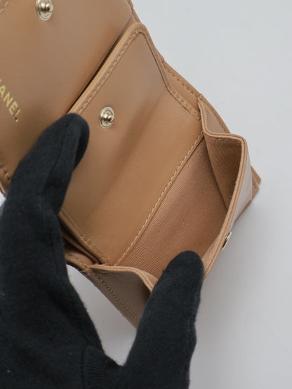 CHANEL 雙折粒面牛皮短夾 - 焦糖金