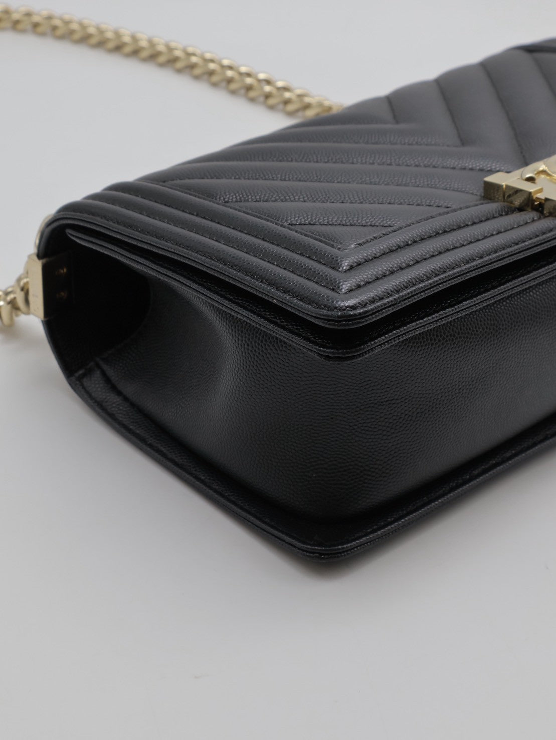 CHANEL Boy25 V紋粒面牛皮口蓋包 - 黑淡金25開