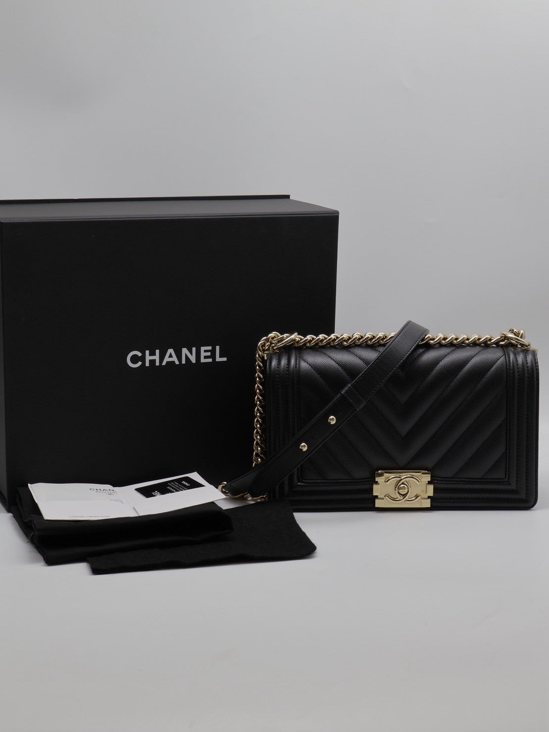 CHANEL Boy25 V紋粒面牛皮口蓋包 - 黑淡金25開