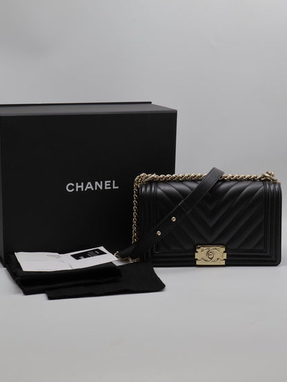 CHANEL Boy25 V紋粒面牛皮口蓋包 - 黑淡金25開