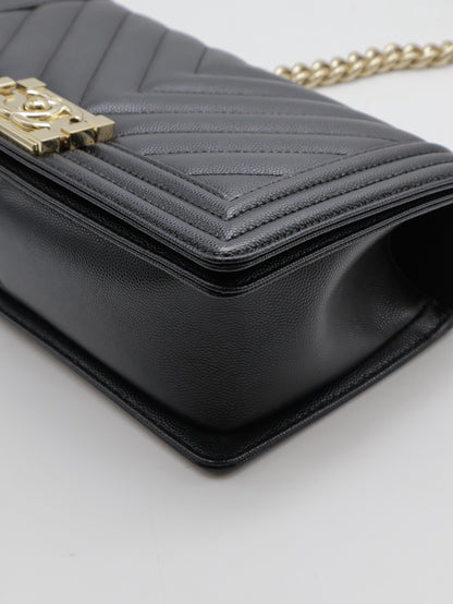 CHANEL Boy25 V紋粒面牛皮口蓋包 - 黑淡金25開