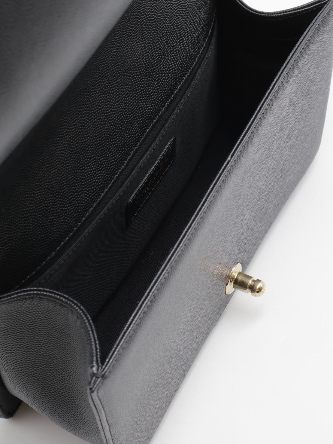 CHANEL Boy25 V紋粒面牛皮口蓋包 - 黑淡金25開