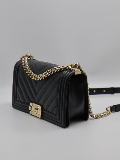 CHANEL Boy25 V紋粒面牛皮口蓋包 - 黑淡金25開