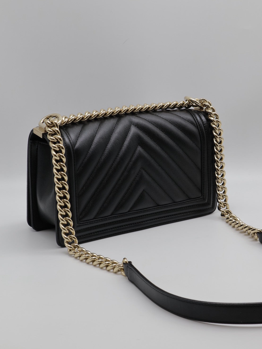 CHANEL Boy25 V紋粒面牛皮口蓋包 - 黑淡金25開