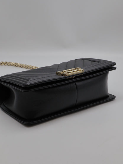 CHANEL Boy25 V紋粒面牛皮口蓋包 - 黑淡金25開