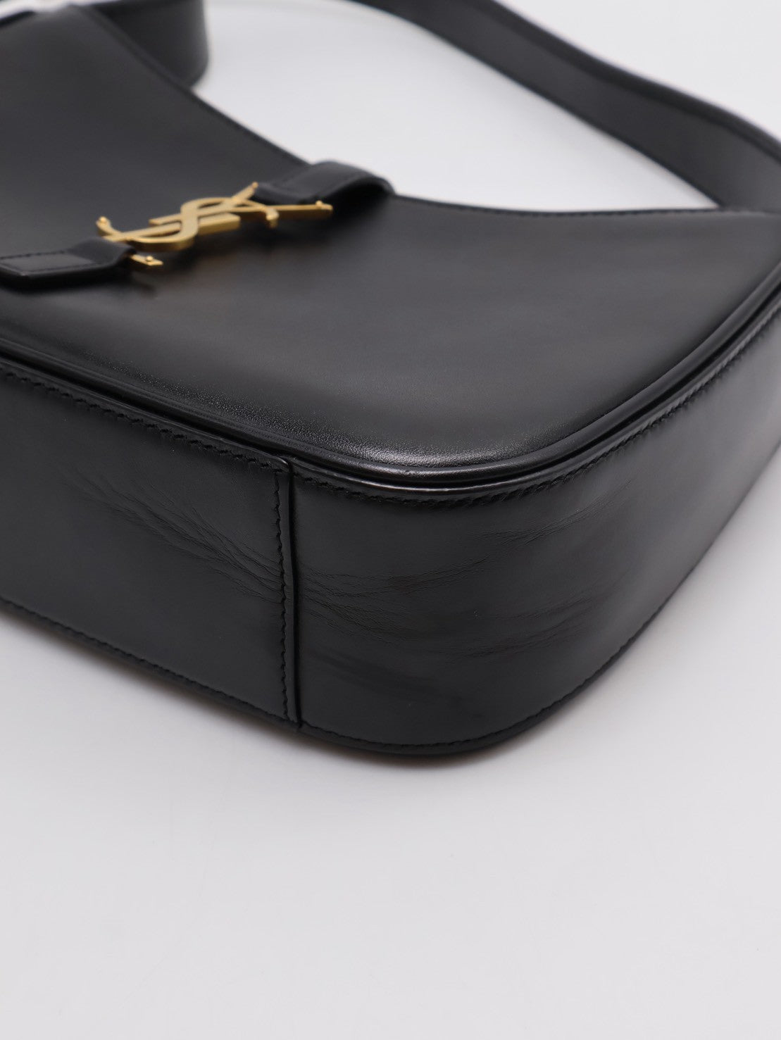 YSL Le 5 A 7滑面牛皮腋下Hobo - 黑金