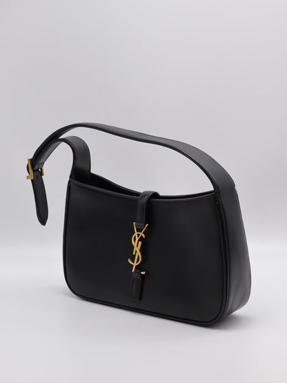 YSL Le 5 A 7滑面牛皮腋下Hobo - 黑金