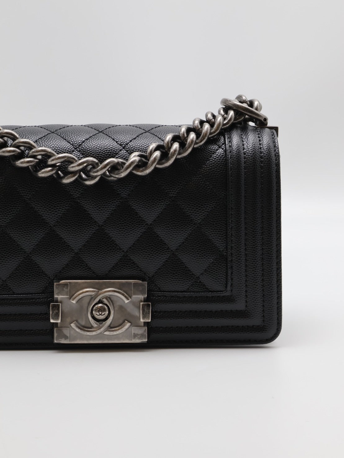 CHANEL Boy20 粒面牛皮口蓋包 - 黑銀