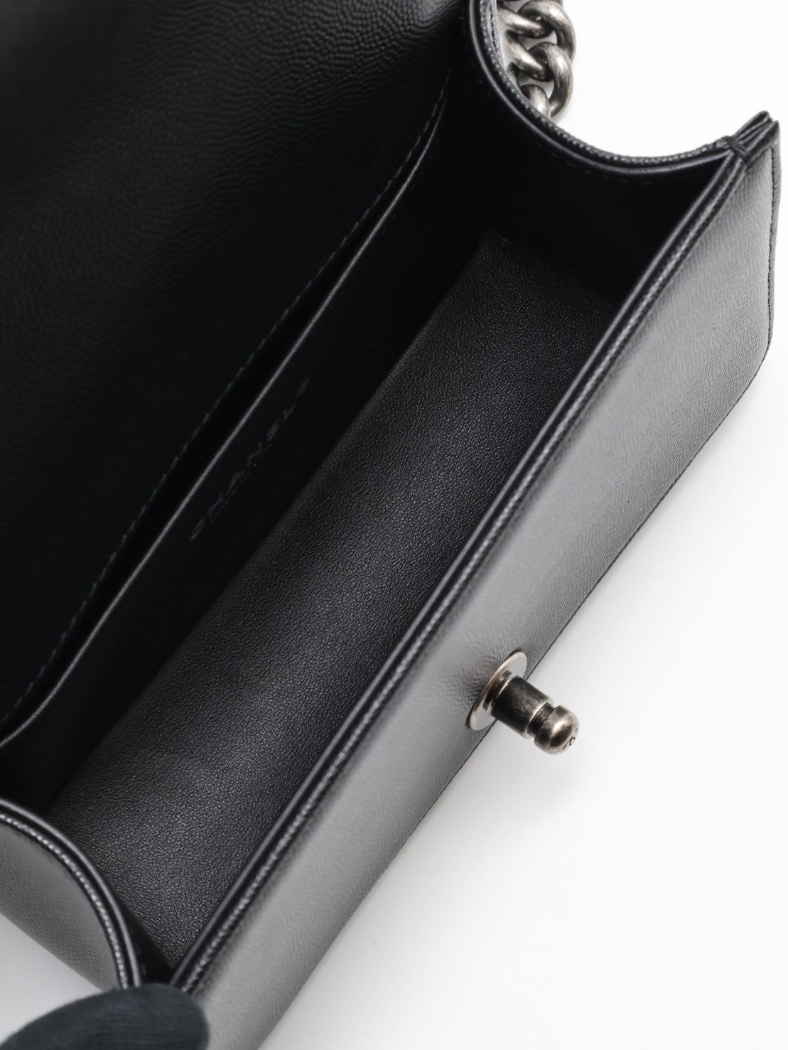 CHANEL Boy20 粒面牛皮口蓋包 - 黑銀