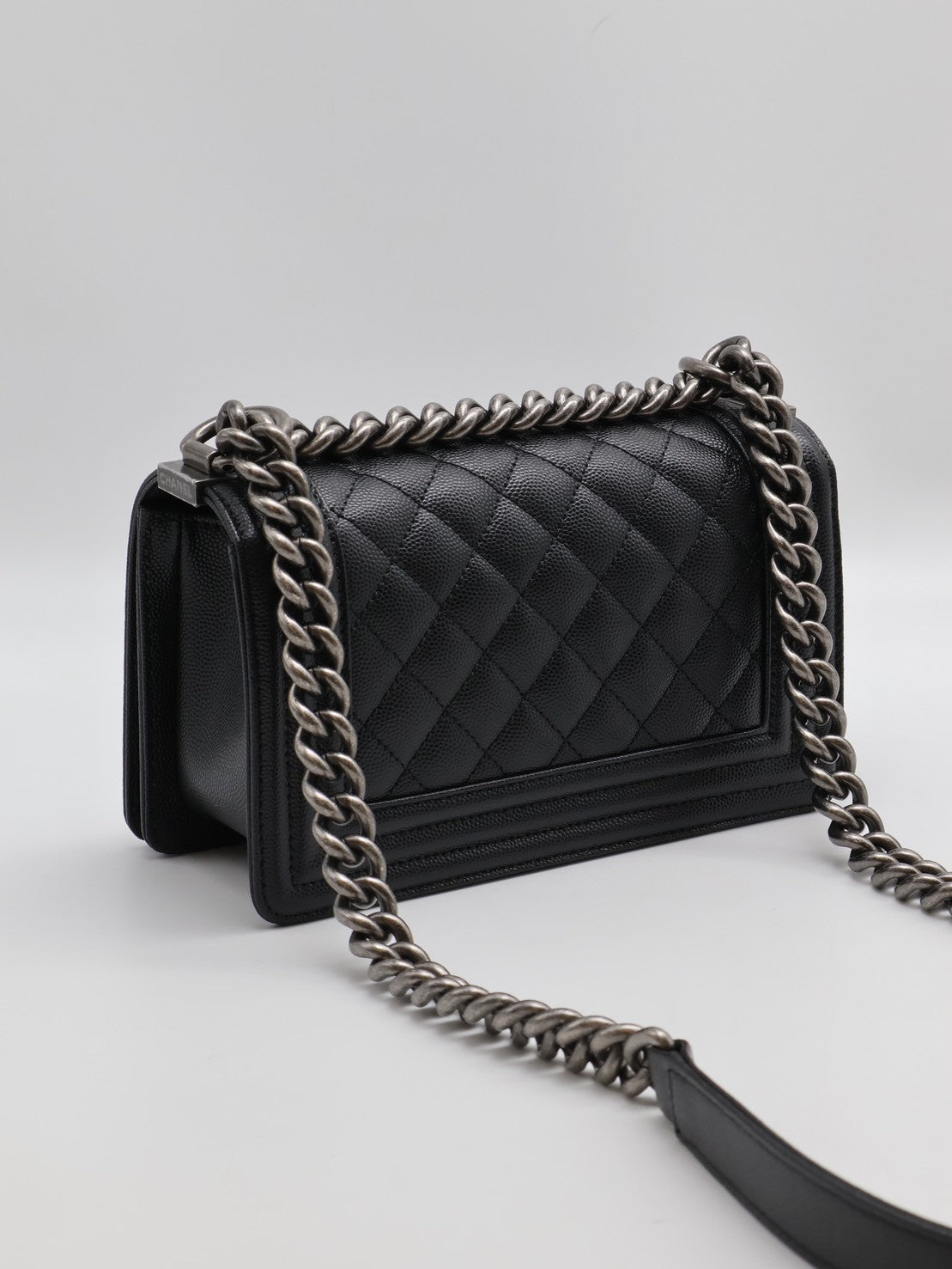 CHANEL Boy20 粒面牛皮口蓋包 - 黑銀